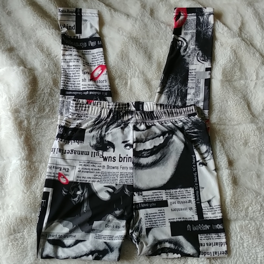 D & C Paris Collection fun tights newspaper size S